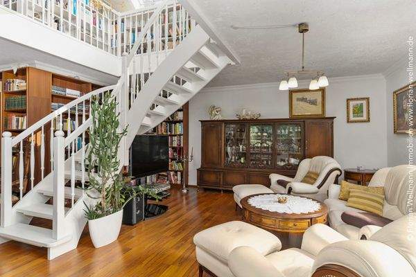 Sitzbereich im Wohn- / Esszimmer mit Treppenaufgang zur Galerie im Dachgeschoss ...