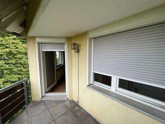 Alle Fenster und Balkontür mit Rolläden