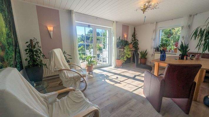 Wohnbereich mit Zugang zur Terrasse