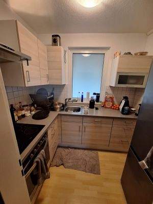 Kompakte Küche mit Geräten