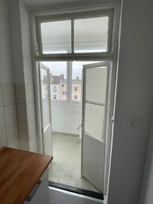 Küche mit Zugang zur Loggia