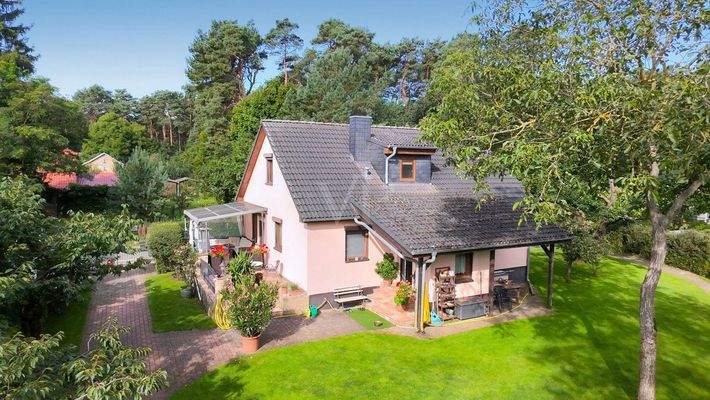 seitliche Hausansicht (Drohnenaufnahme)