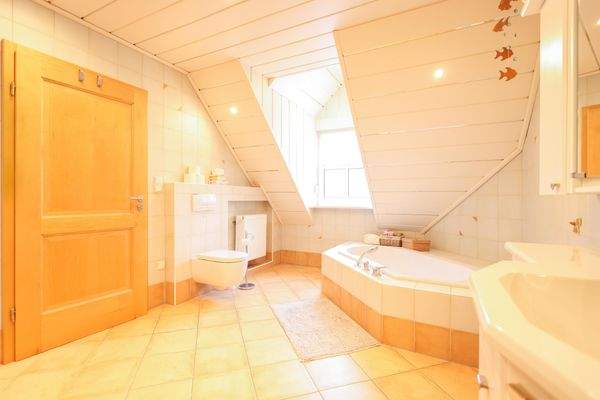 Bad mit Fenster OG.jpeg