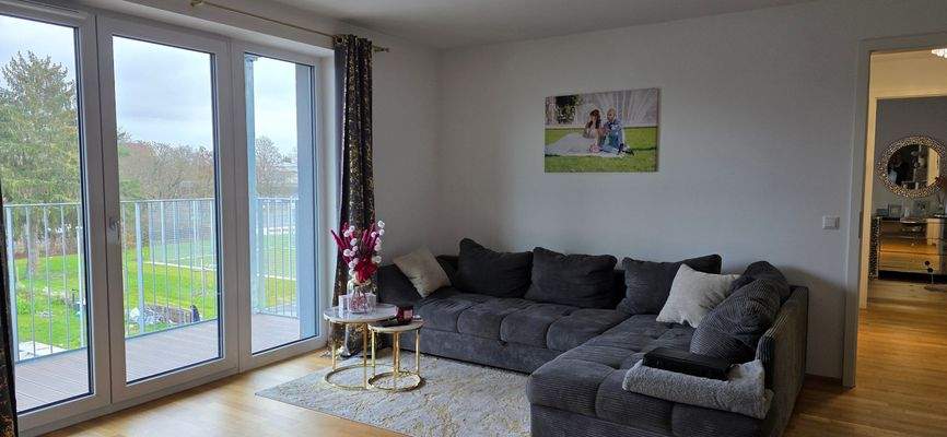 Wohnzimmer mit Balkon