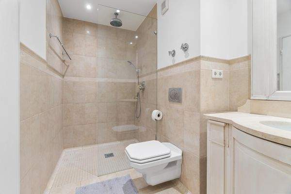 Bad mit begehbarer Dusche