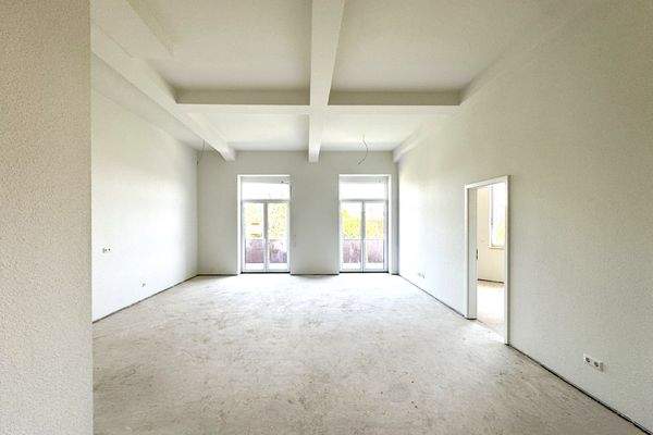 Heller Wohnraum mit hohen Decken