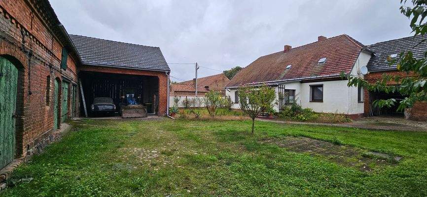 Unterstand für PKW`s und Blick auf das Wohnhaus