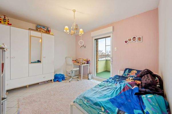 Kinderzimmer mit Balkon DG