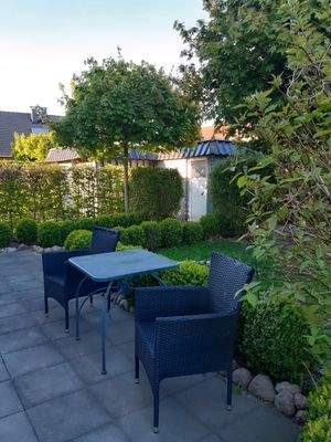 Terrasse mit Nebengebäude.jpg