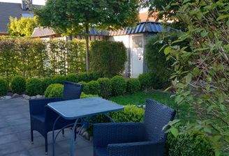 Terrasse mit Nebengebäude.jpg