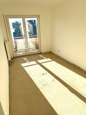 OG: Zimmer 2 mit Balkon