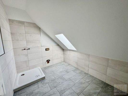 DG: Badezimmer mit Dusche