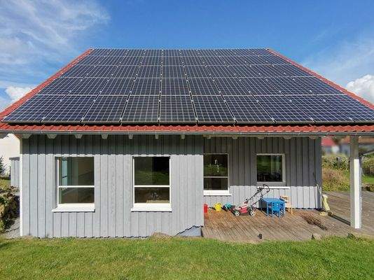 Rückansicht der Immobilie mit PV-Anlage