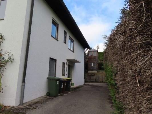 6 Der Hauseingang im Osten.JPG