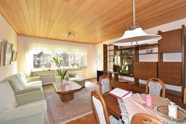 mit Austritt auf den Balkon