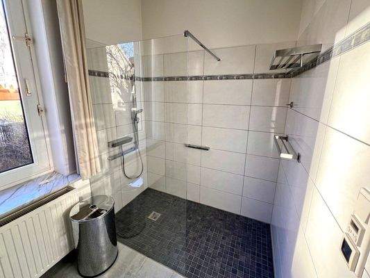 … mit großer Dusche