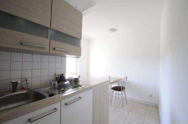 Küche mit Einbauküche und Essplatz