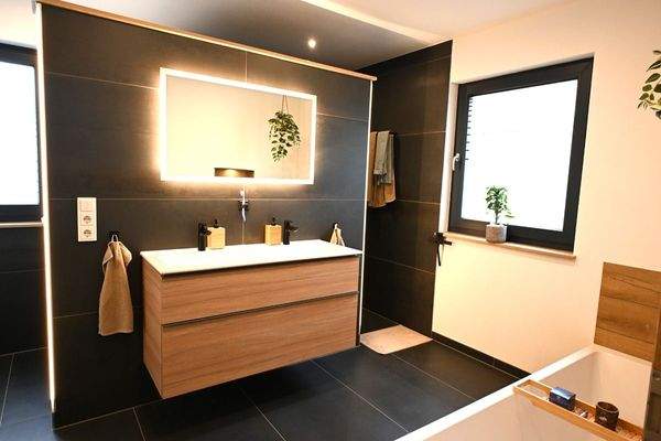 2 schicke Bäder + Gäste-WC