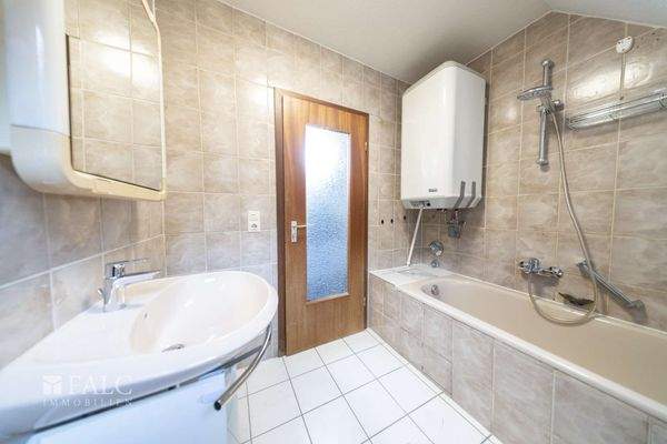 DG rechts Badezimmer