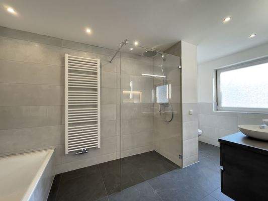 Bad mit Dusche und Badewanne