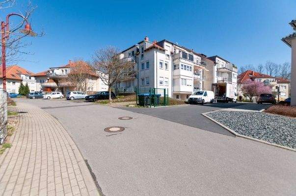 Hausansicht mit Blick in die Straße