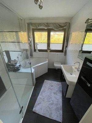 Bad mit Dusche und Badewanne EG