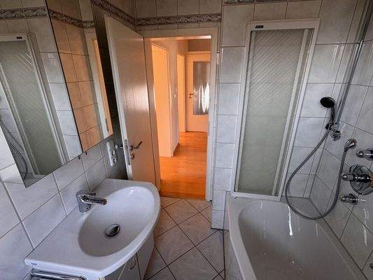 Badezimmer mit Duschwanne