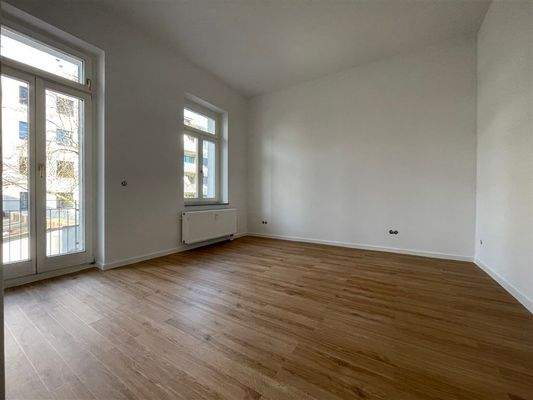 Schlafzimmer mit Zugang zum Balkon