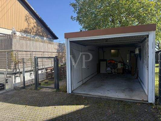 Garage + Eingang zum Garten