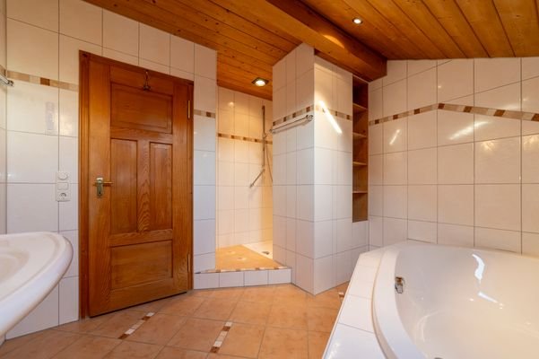 Hauptbad mit Dusche und großer Badewanne