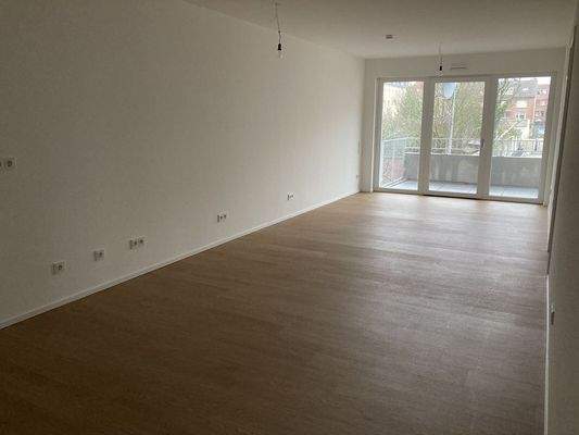 Wohnzimmer mit offener Küche