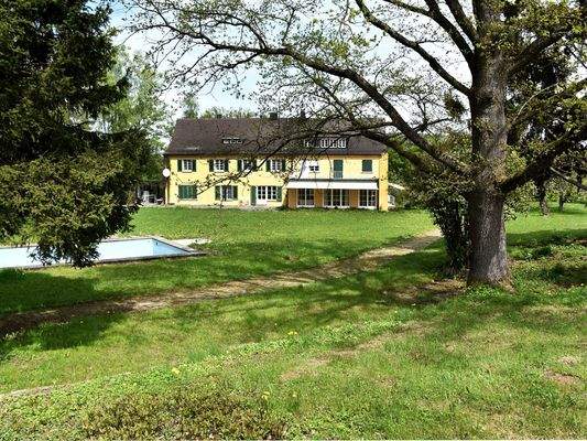 Anwesen mit Poolbereich.jpg