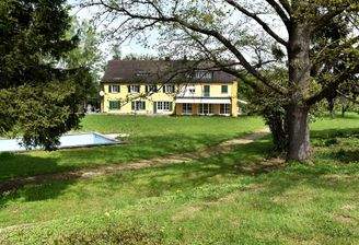 Anwesen mit Poolbereich.jpg