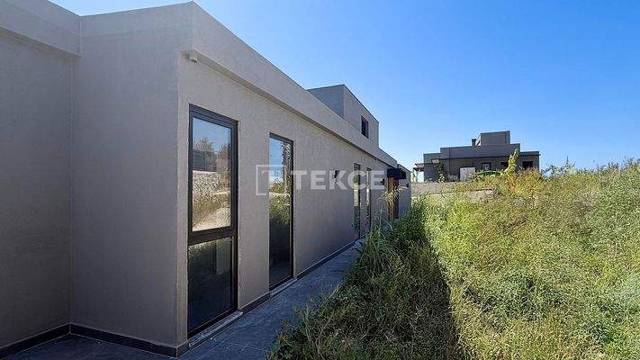 Detached Homes with Pools on 2500 m² Plots in Urla