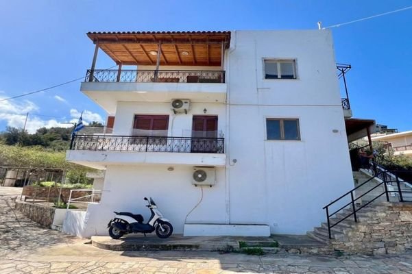 Kreta, Agios Nikolaos: Geräumiges Haus mit Meerblick in begehrter Lage zu verkaufen