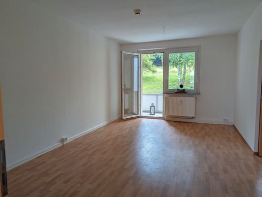 Wohnzimmer mit Balkon