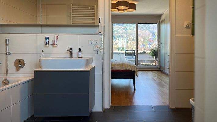 Harmonischer Übergang vom Badezimmer in das Schlafzimmer