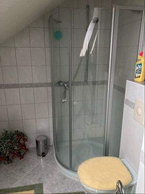 Bad / Sanitärbereich mit Dusche, WC und Waschbecken - Obergeschoss Nebengebäude