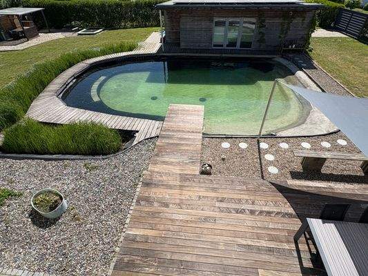 Außen mit Poolhaus.JPG