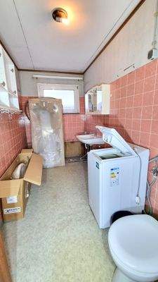 Badezimmer mit neuer Wanne und Waschtisch