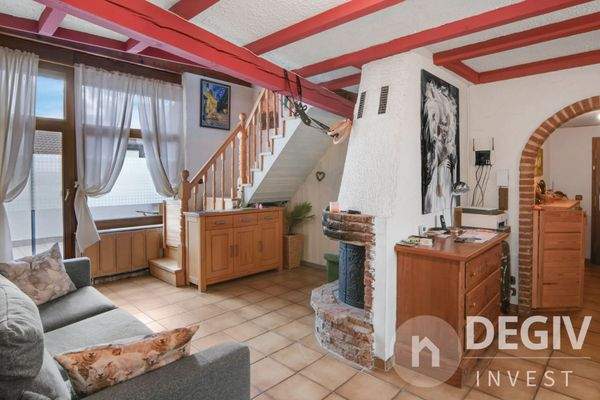 Kamin und Aufgang zu