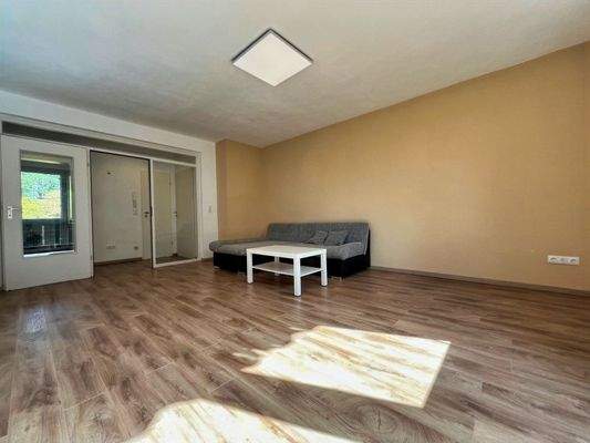 Geräumig und lichtdurchflutet ist das Wohnzimmer