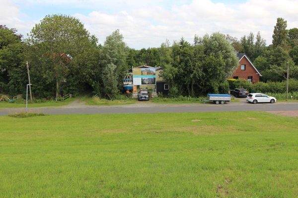 Blick vom Deich zum Baugrundstück