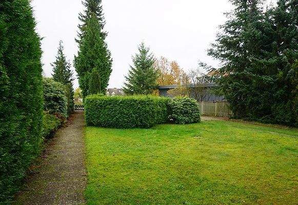 der Vorgarten an der Straße mit Zuwegung zum Haus