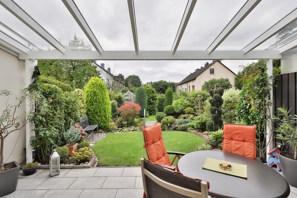 Terrasse mit Blick in den Garten