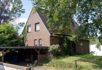 Ansicht mit Carport