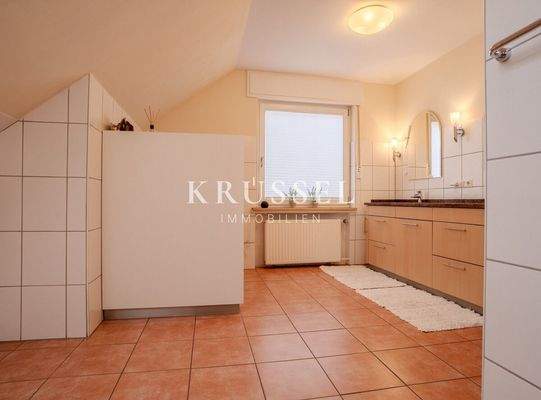 Das großzügige Badezimmer...