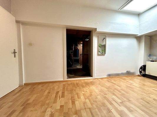 1. Obergeschoss: Zimmer 3 mit Verbindungstür zu Lagerraum mit Lastenaufzug.