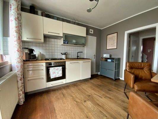 Küche mit angrenzender Speisekammer