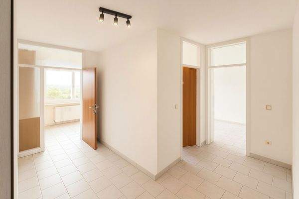 Flur: Wohnzimmer, Bad, Küche